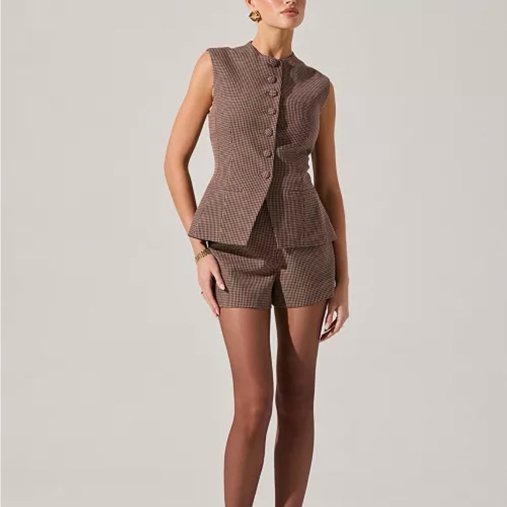 ASTR the label Women Gisselle Crewneck Vest and tailored short set medium plaid